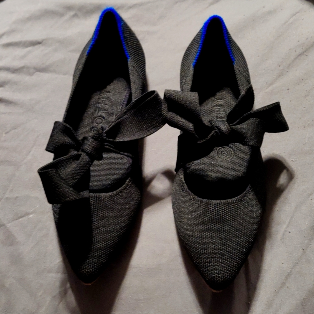 Black point toe bow Rothy's